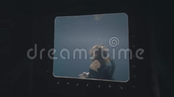 女摄影师在游泳池水下拍摄时尚模特视频的预览图