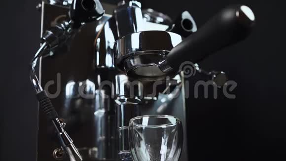 金属清洁银咖啡机在制作新鲜咖啡的过程中视频的预览图