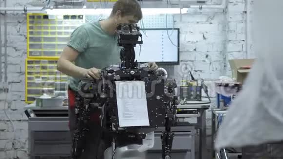 工程师制作和调整现代机器人视频的预览图