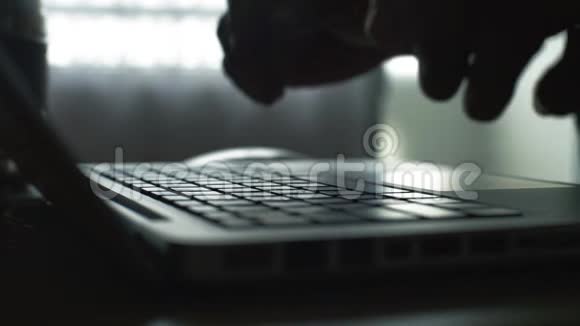 输入笔记本电脑键盘键视频的预览图