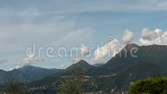 随着时间的推移科莫湖在群山和蓝天的背景下卷云迅速穿过视频的预览图