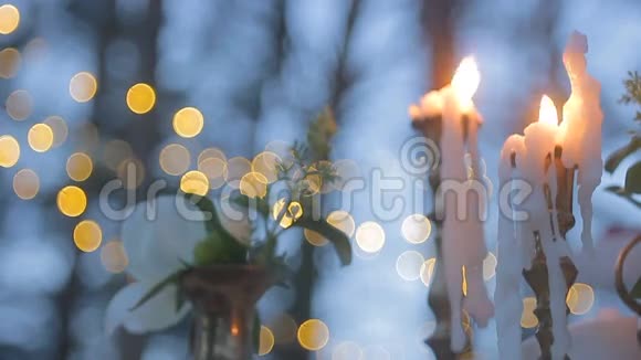 烛台上的蜡烛在灰烬中视频的预览图