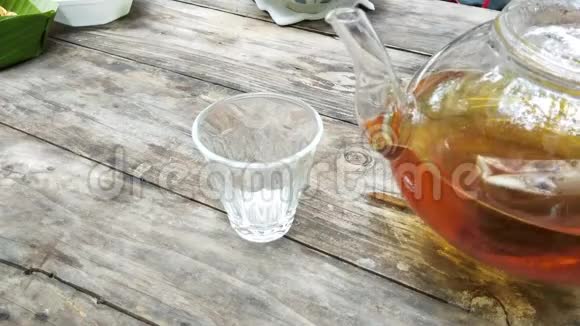 茶点在木桌上用杯子倒茶视频的预览图