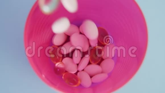 粉红色和黄色的药片会变成塑料视频的预览图