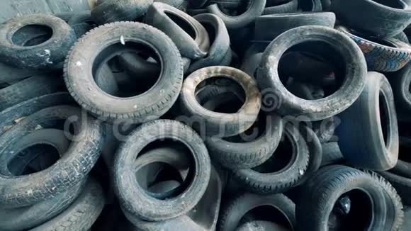 大量无用的废弃机械轮胎堆积在顶部视频的预览图