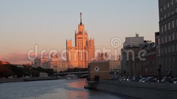 日落时Kotelnicheskaya大堤高楼大厦景观视频的预览图