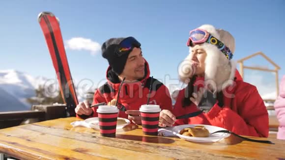 在山上的几个滑雪者在户外餐馆吃午饭滑雪场视频的预览图