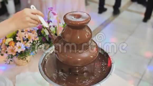 结婚庆典上的巧克力喷泉视频的预览图