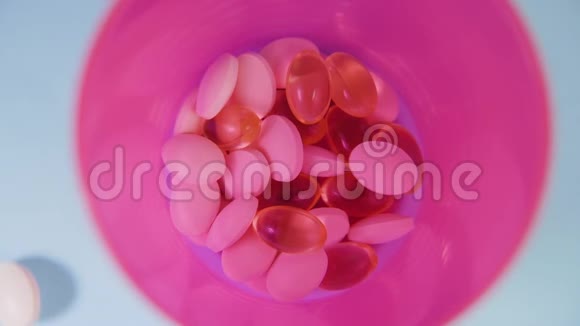 粉红色和黄色的药片会变成塑料视频的预览图