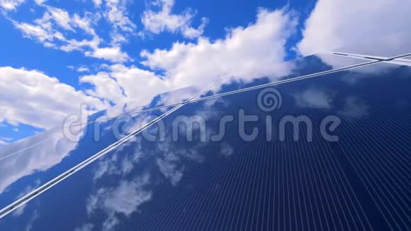 现代太阳能电池板在露天反射天空视频的预览图