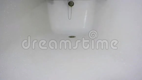 浴缸里装满水和肥皂视频的预览图