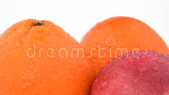 宏观极端接近多汁的橙色水果曼达林和油桃与水滴旋转在白色背景孤立无援CC视频的预览图
