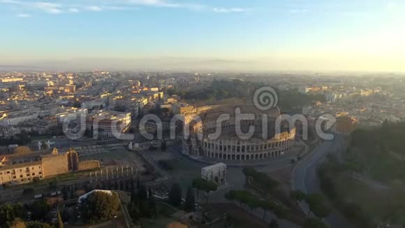 飞越罗马竞技场意大利日出时罗马竞技场的鸟瞰图视频的预览图