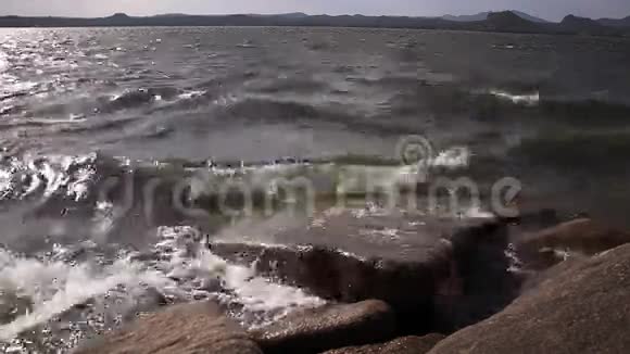 波湖光明黑暗视频的预览图