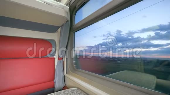 暮光之城的景色透过一辆跑车的车窗拍摄快速列车内部视频的预览图