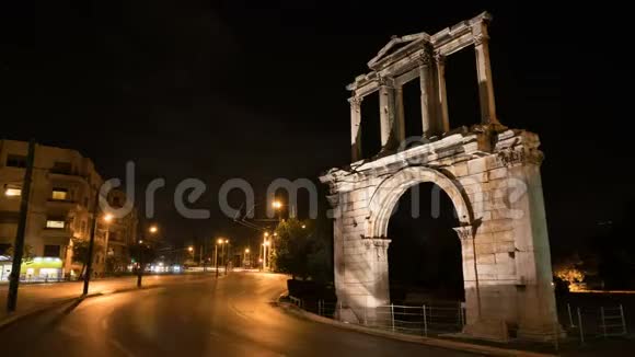 雅典之夜在右边我们看到哈德良拱门通向宙斯的考古遗址柱子视频的预览图