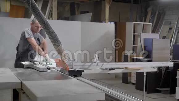 工木匠工人在切割机上工作视频的预览图