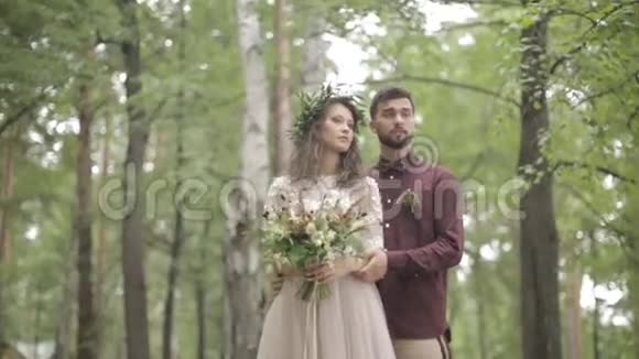 新婚夫妇假扮摄影师自然视频的预览图