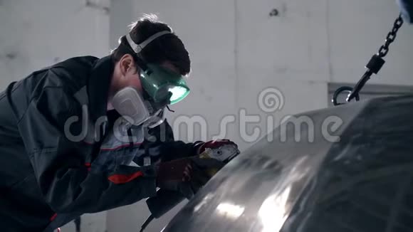 铁匠或焊工用它的磨平钢和铁以极慢的运动使表面光滑视频的预览图