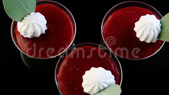 用黑莓Panacota甜点放大三个玻璃碗视频的预览图