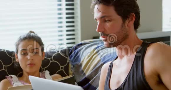 一对夫妇在客厅4k的沙发上使用笔记本电脑和视频的预览图