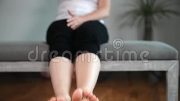 女人展示她的脚腿和脚踝视频的预览图