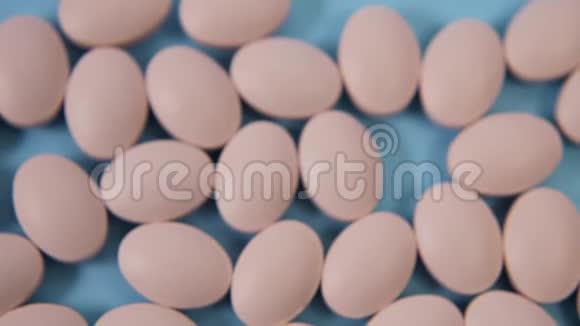 孕妇躺着的粉色椭圆形药丸视频的预览图