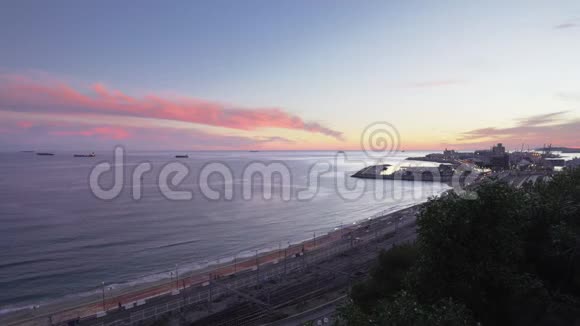 西班牙塔拉戈纳的地中海BalcodelMediterrani在黄昏时期的广角景观视频的预览图
