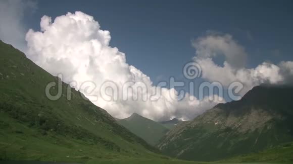 时间流逝的云彩在高地森林上空移动雾蒙蒙的早晨山景视频的预览图
