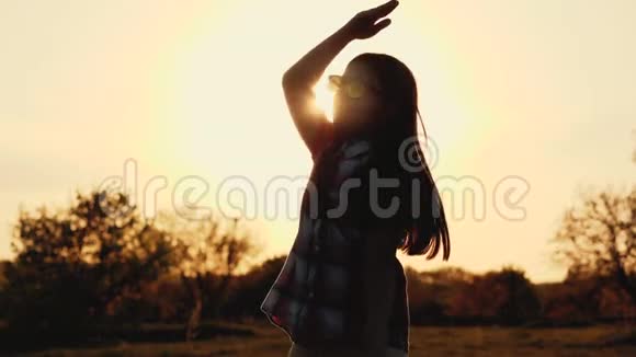 日落时跳舞的女孩剪影视频的预览图