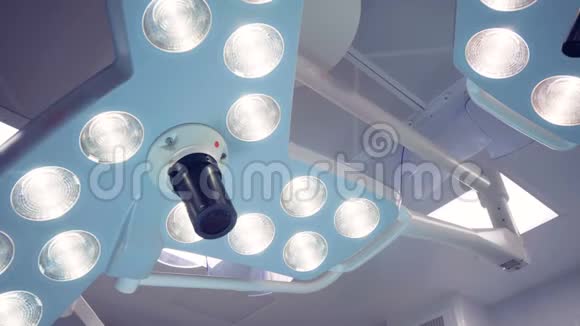 两盏形状不规则的手术灯视频的预览图