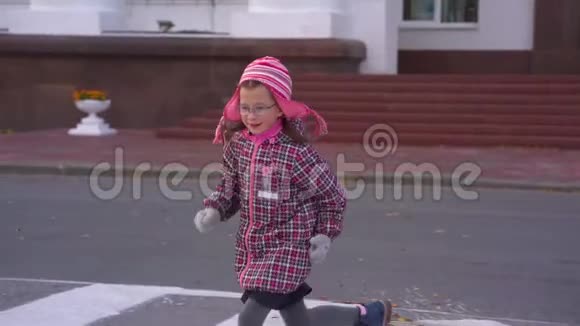 女孩带着眼镜跑过广场视频的预览图