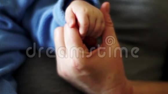 妈妈握着婴儿的手视频的预览图