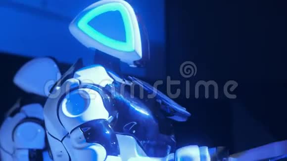 白色机器人在舞台上播放音乐为观众击鼓艺术方面的新技术机器人创造音乐和艺术视频的预览图