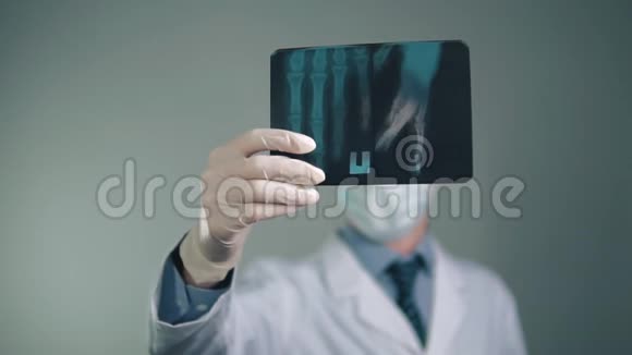 医疗准备医生手中的X光手上的防护手套白色长袍面罩视频的预览图