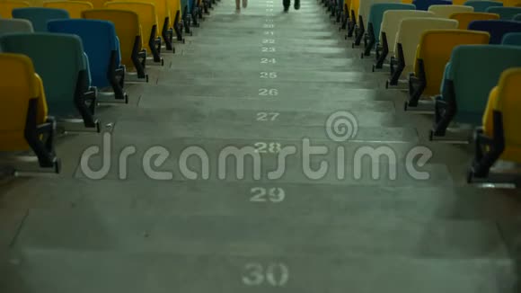朋友们在体育场楼上散步寻找座位在运动场上举行活动视频的预览图