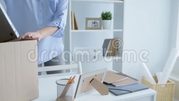 女性办公室职员离职在箱子里装东西视频的预览图