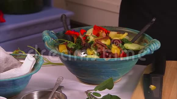 蓝色碗上的美味沙拉视频的预览图