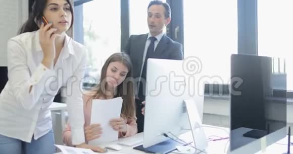 年轻的女商人打电话在现代办公室里处理文件的商务人士小组散步视频的预览图