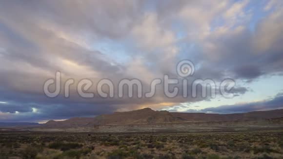 犹他州景观上空大气中的云的广泛组成视频的预览图