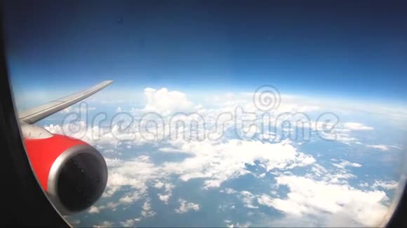 在机翼飞行时透过窗户看飞机有一个美丽的蓝天视频的预览图