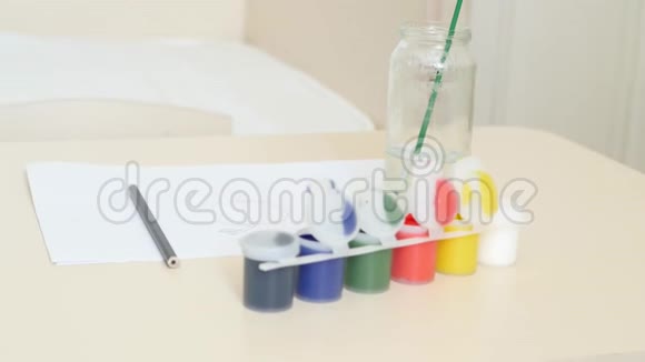 勾线漆铅笔一张纸准备在桌子上画画的画笔孩子们创造力运动视频的预览图