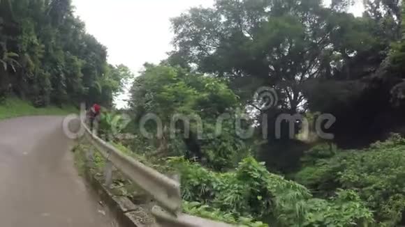 偏远乡村小镇上狭长的混凝土铺砌道路视频的预览图