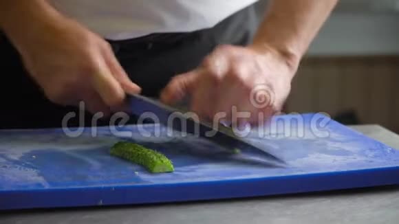 厨师把切好的黄瓜放在蓝板上视频的预览图