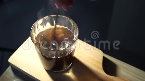 在玻璃杯里搅拌热饮料视频的预览图
