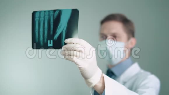 医生在医院工作看上去像x射线视频的预览图