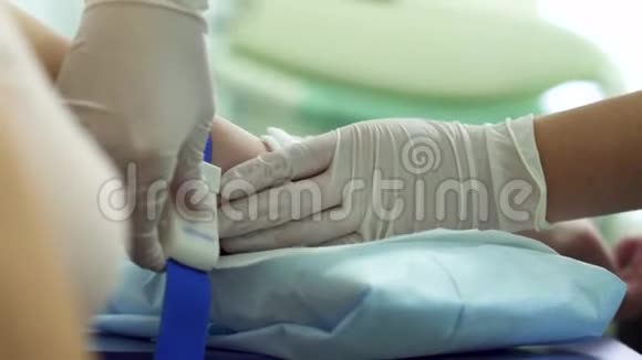 护士完成了从静脉取血并从手中取出皮带视频的预览图