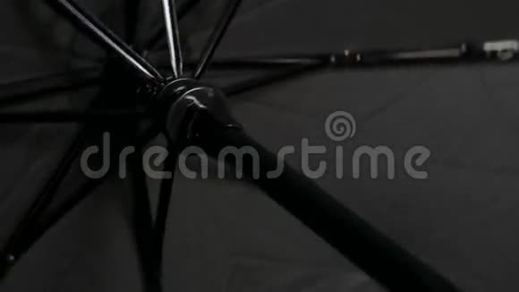 黑伞旋转着视频的预览图