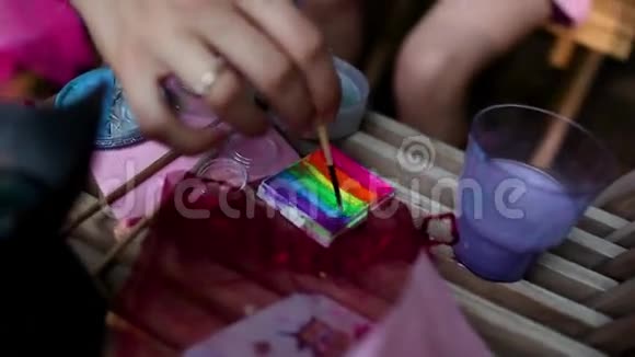 儿童用油漆视频的预览图