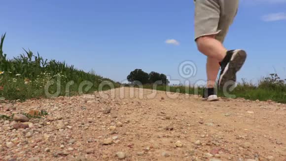 在农村公路上奔跑的男人视频的预览图